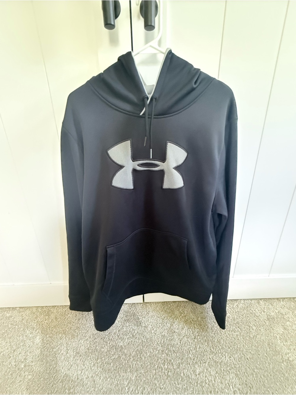 Under Armour Men's Black Hoodie with Large Gray Logo, size large